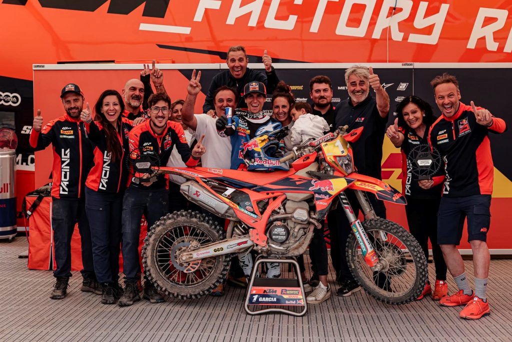 El equipo de Enduro KTM Factory celebrando la victoria con Josep Garcia