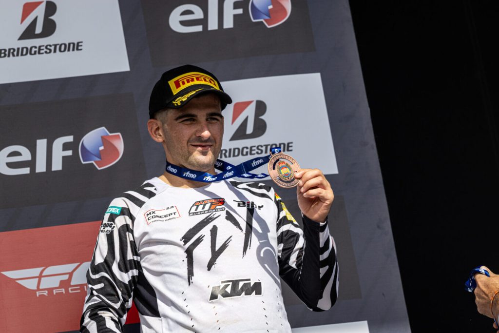 Gerard Congost piloto DonJoy en el podio MX Élite-MX1