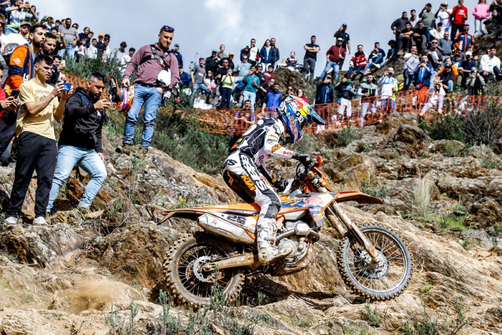 Josep García afrontando una zona técnica del Enduro Nacional 2026 en Valverde del Camino