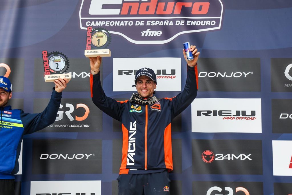 Josep García celebra la victoria en Valverde del Camino tras liderar Scratch y Enduro 1