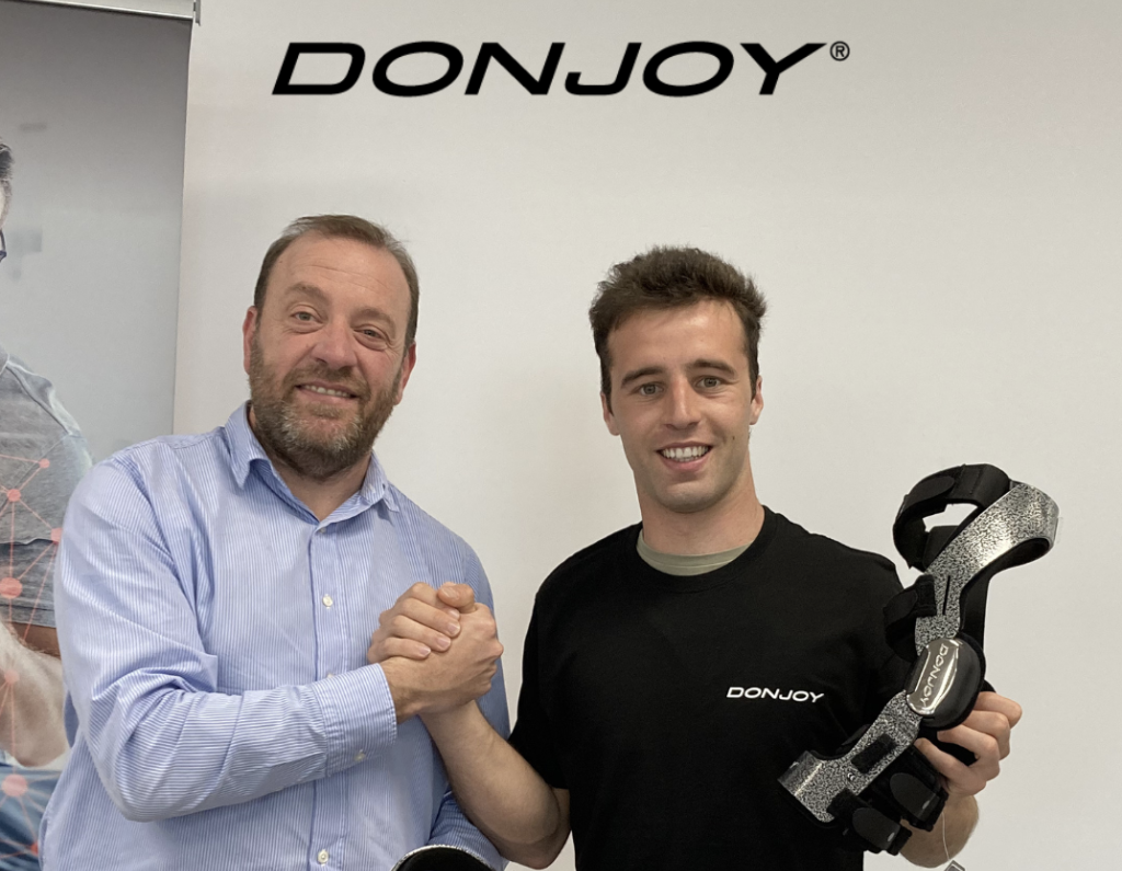 Arnau Lledó protege sus rodillas con unas DonJoy Armor