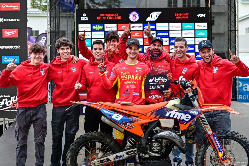 Pilotos del equipo español en el paddock del Mundial de Enduro en Finlandia