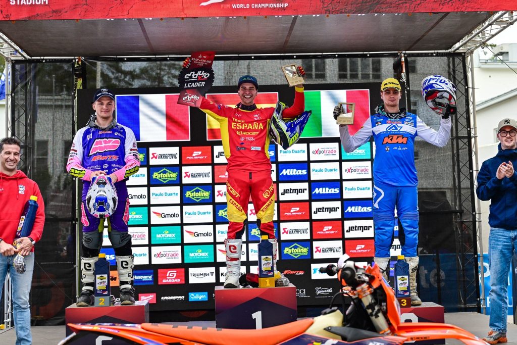 Yago Domínguez celebrando su victoria en el Mundial de Enduro Youth en Finlandia