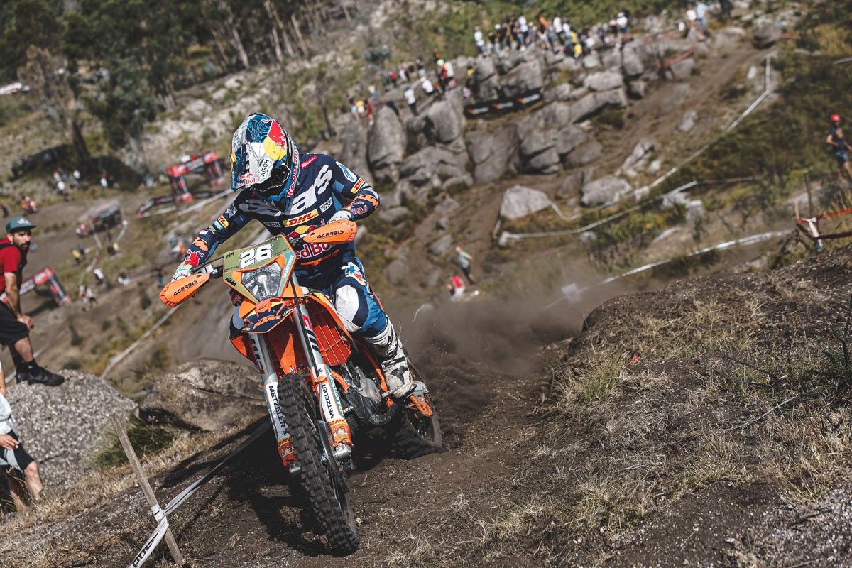 Josep García, piloto DonJoy, compitiendo en el GP de Portugal II del Mundial de EnduroGP en Fafe
