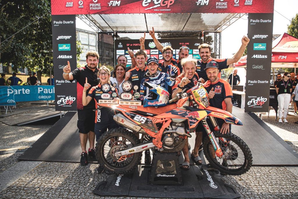 Josep García celebrando una victoria en el Mundial de EnduroGP en Portugal