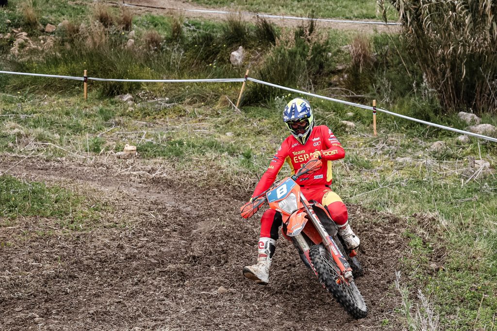 Yago Domínguez, piloto DonJoy, durante una especial del Mundial de Enduro Youth en Fafe