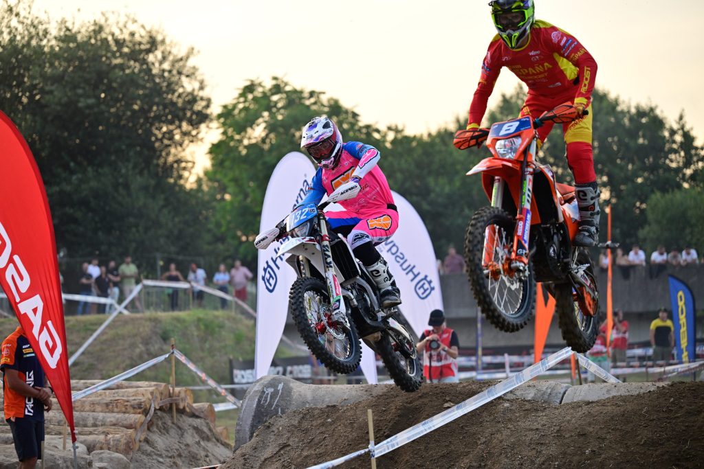 Equipo español de enduro en el paddock del EnduroGP en Fafe Portugal