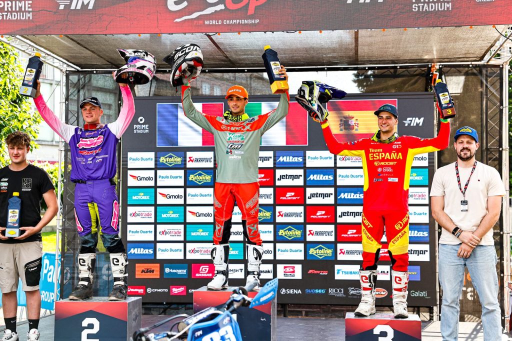 Yago Domínguez, piloto DonJoy, en el podio del Enduro Youth en Portugal