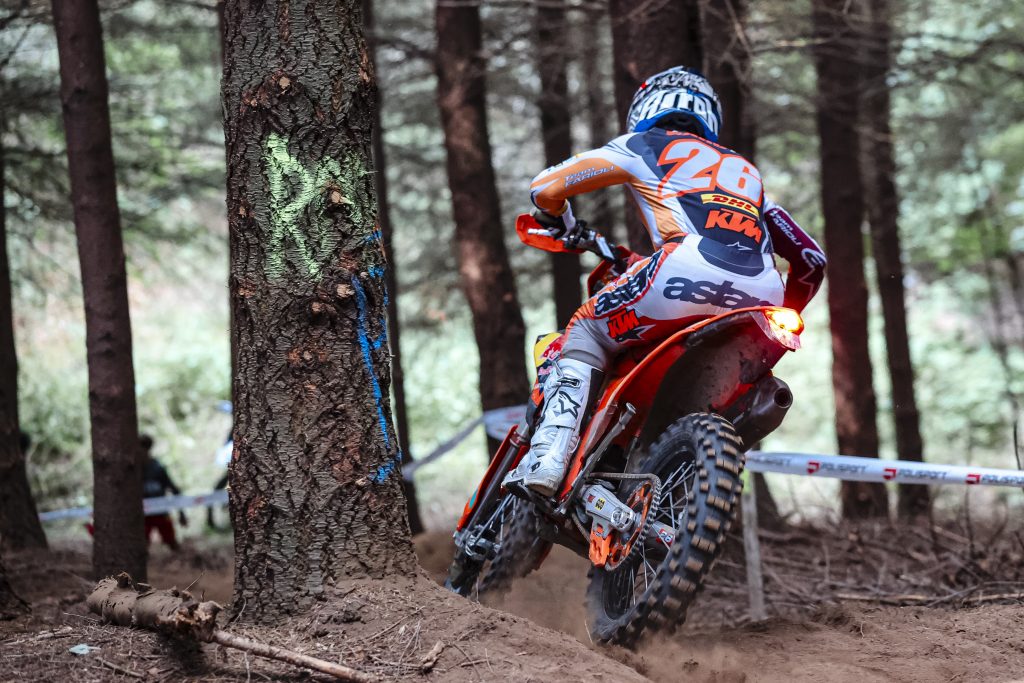 Josep García compitiendo durante el GP de Francia del Mundial de EnduroGP