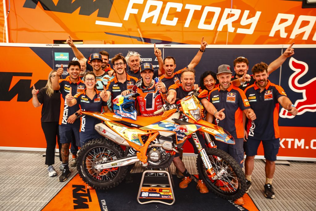 Josep García mostrando los títulos mundiales de EnduroGP y Enduro1 2026