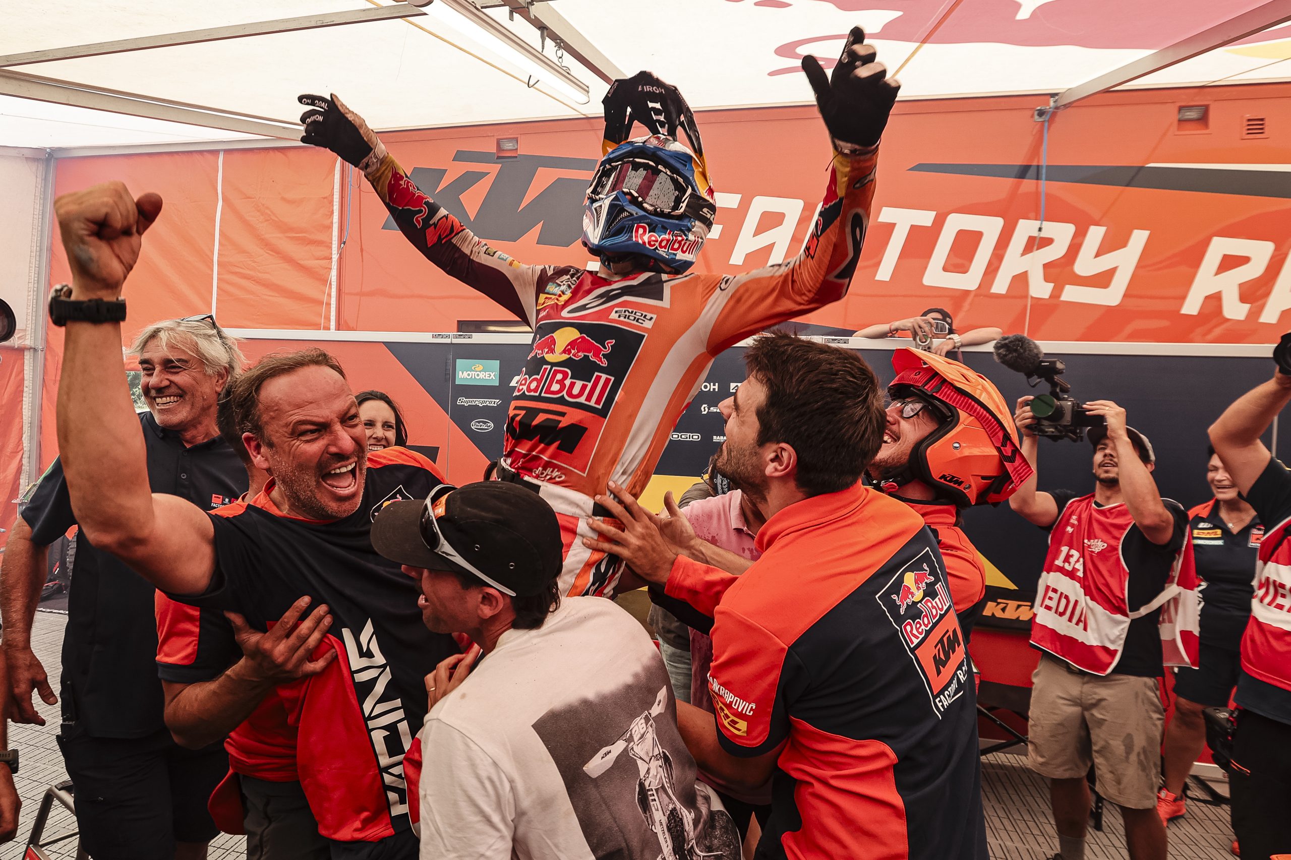 Josep García, piloto DonJoy, celebrando los títulos mundiales de EnduroGP y Enduro1 en Francia