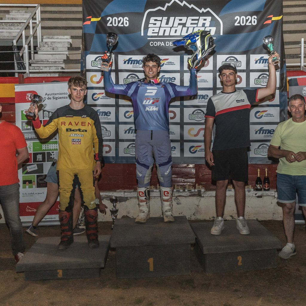 Yago Domínguez en el podio del Campeonato de España de SuperEnduro Junior