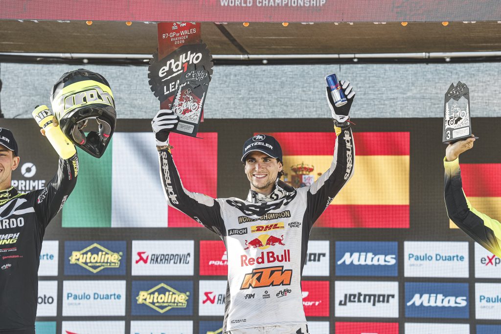 Josep García en el podio tras conquistar los títulos mundiales de EnduroGP y Enduro1 2026