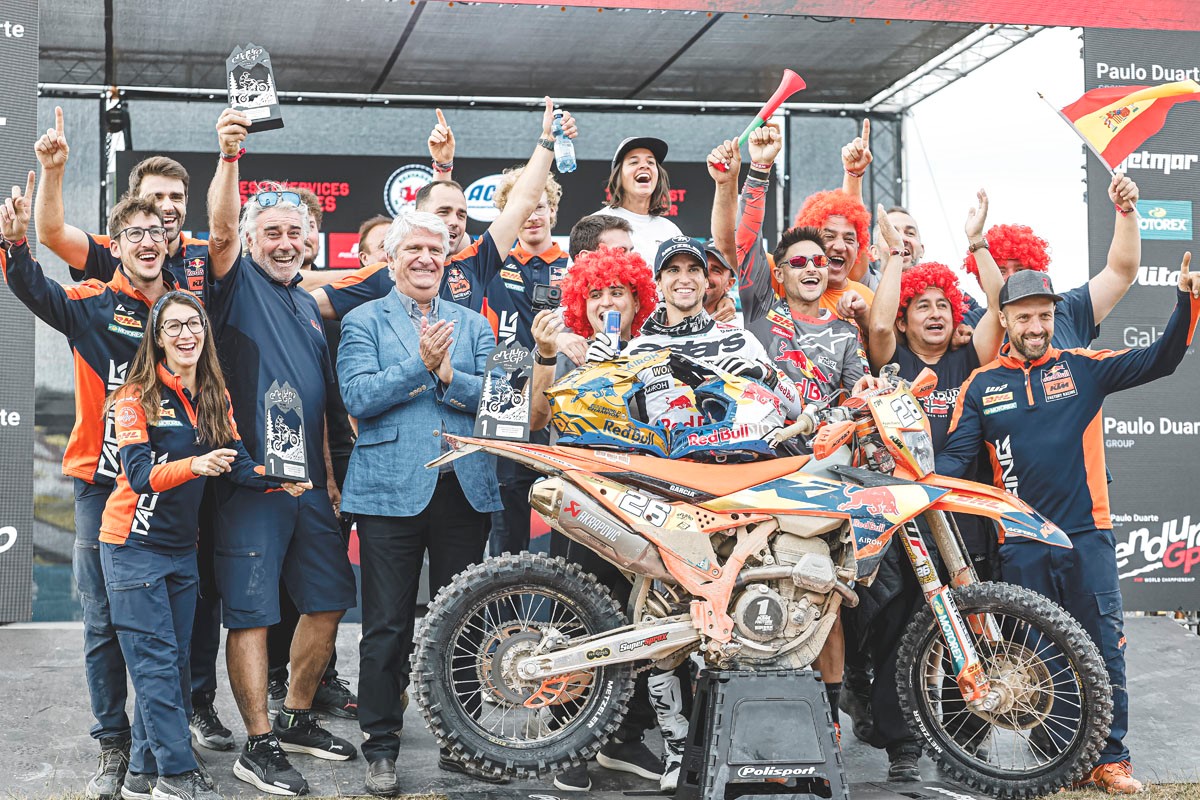 Josep García, piloto DonJoy, celebrando su doble victoria en el GP de Gales de EnduroGP 2026