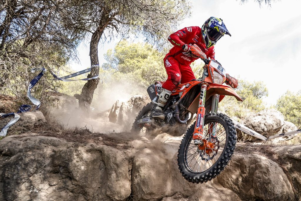 Yago Domínguez compitiendo con una motocicleta de 250 cc en La Torre d’Oristà

Alternativa objetiva:

Piloto de E1 compitiendo sobre terreno seco en la prueba de La Torre d’Oristà
