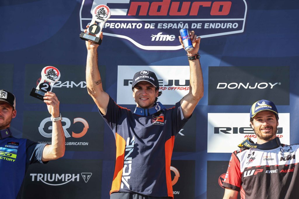 Josep García tras lograr su cuarto doblete del Campeonato de España de Enduro 2026

Si la identidad no está confirmada en los metadatos:

Piloto en el podio de la cuarta prueba del Campeonato de España de Enduro 2026